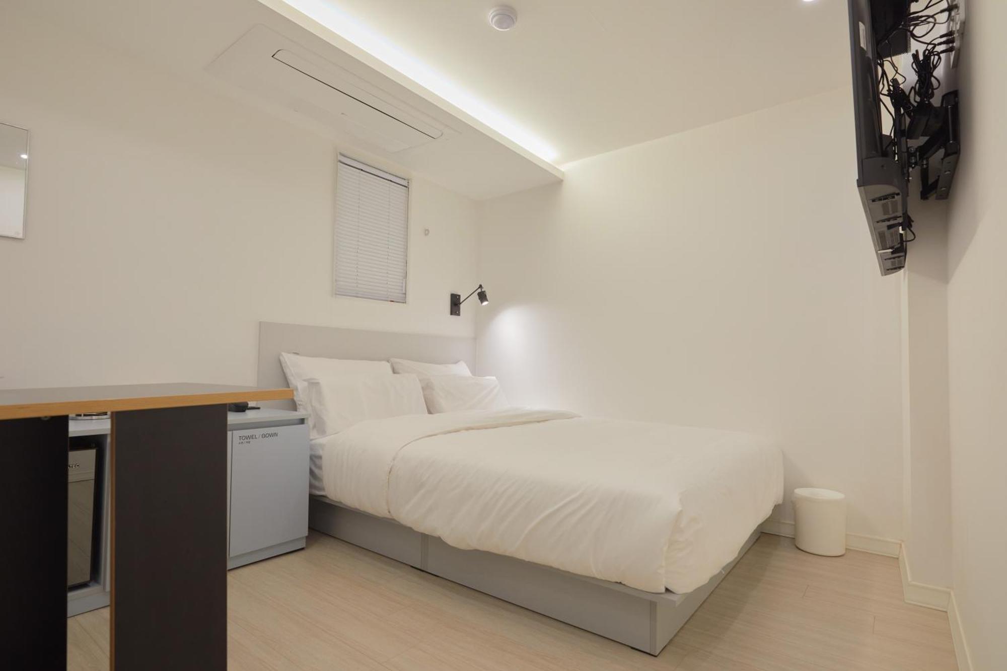 Aank Sinchon Hotel *